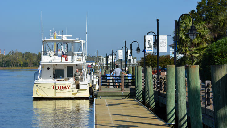 Un bateau amarré au Riverwalk à Wilmington, NC