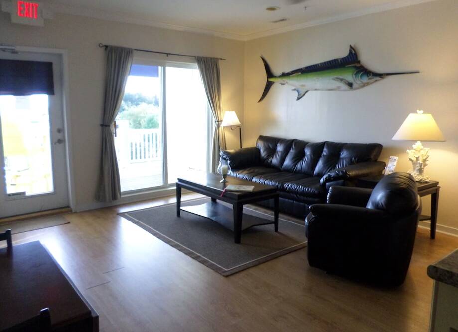 Waterfront Condo, walking distance to sh...