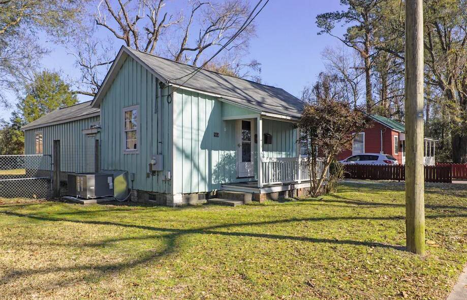 The Cottage at... Vacation rental home in Wilmington, NC settings